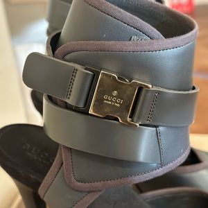 Gucci size 38. Comes in original box and shoe covers. Great condition.